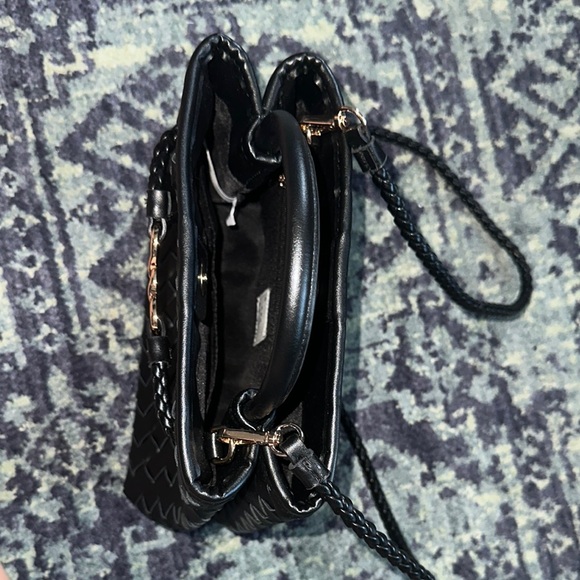 Elegant Black Woven Handbag - Picture 6 of 7